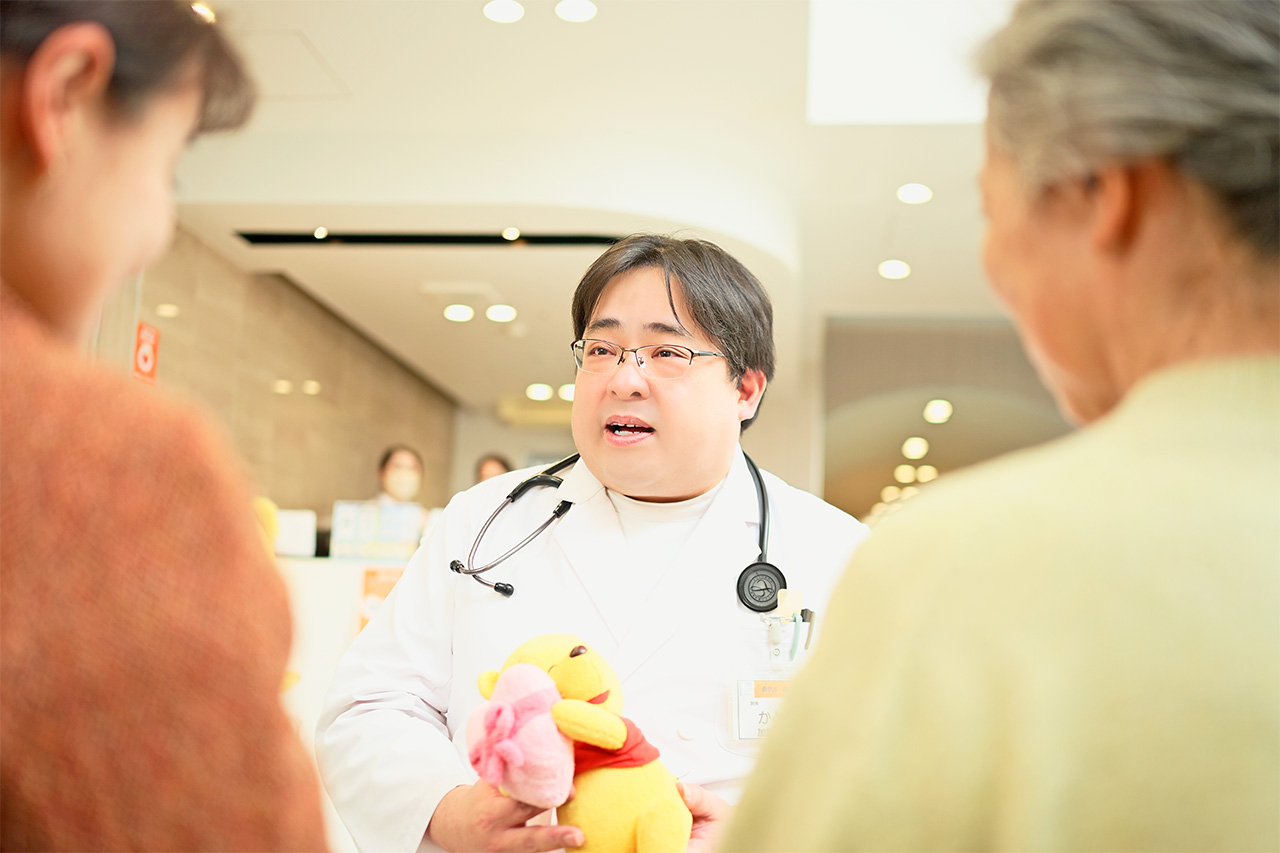 加藤院長／待合室での談笑風景